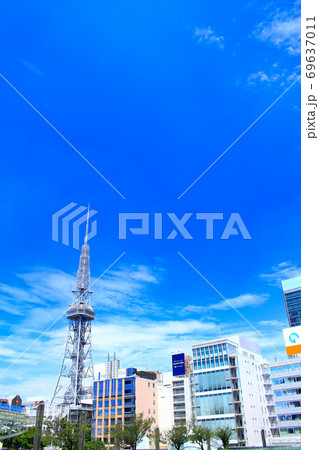名古屋市、テレビ塔とオアシス21の風景 69637011