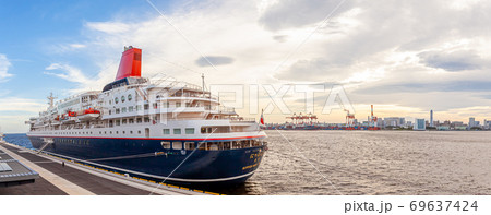 東京国際クルーズターミナルから見たにっぽん丸と東京湾 69637424