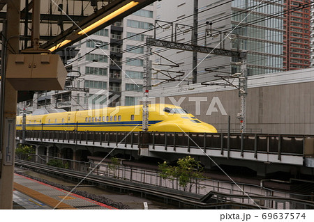 武蔵小杉駅から見たドクターイエローの写真素材