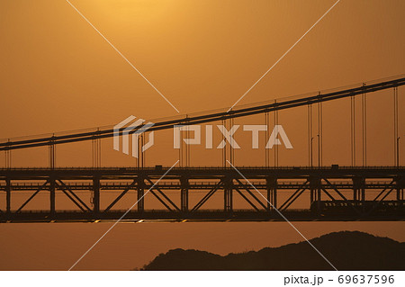 《岡山県》久須美鼻からの風景、瀬戸大橋を渡る列車 69637596