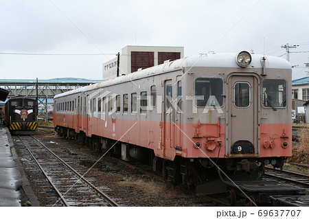 津軽鉄道のディーゼルカーとストーブ列車　五所川原駅　青森県　2007年 69637707