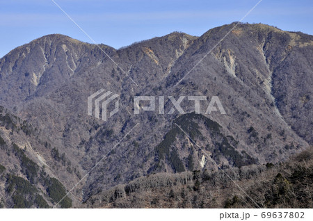 冬晴れの丹沢山地 小丸より蛭ヶ岳と棚沢ノ頭と不動ノ峰を望む 69637802