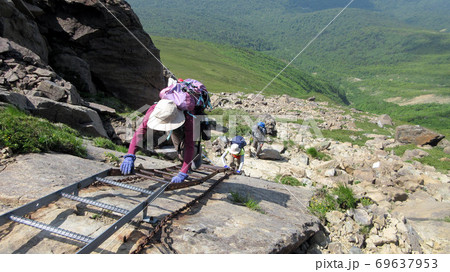 早池峰山の梯子を上る登山者 早池峰山の梯子を上る登山者 69637953