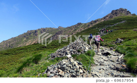 早池峰山を登る登山者 69637954