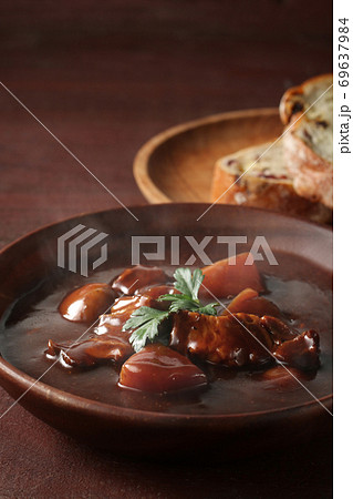 赤茶色の背景のビーフシチュー 69637984