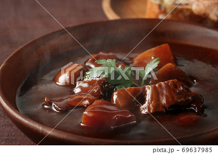 赤茶色の背景のビーフシチュー 69637985