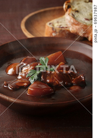 赤茶色の背景のビーフシチュー 69637987