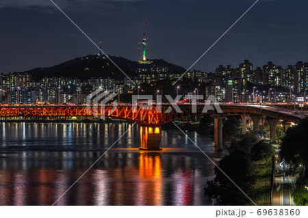 seongsu bridge and namsan tower 69638360