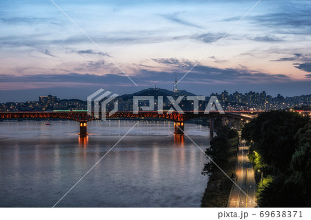 Sunset over Han River 69638371