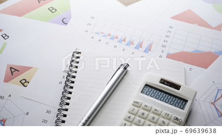 社内の資料を確認する　資料　ペン 69639638