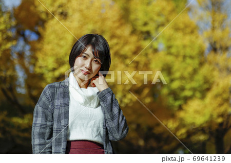 秋の自然の中にいる女性のイメージ 秋の自然の中にいる女性のイメージ 69641239