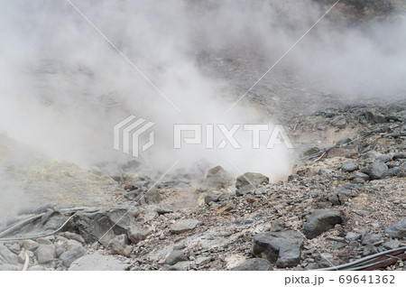 立山 室堂 地獄谷の噴煙とガス 立山 室堂 地獄谷の噴煙とガス 69641362