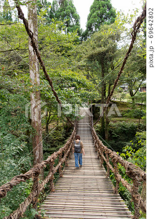 吊り橋を渡る人 69642802