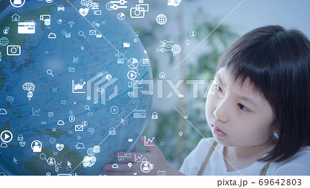 科学教育イメージ　勉強する女の子 69642803