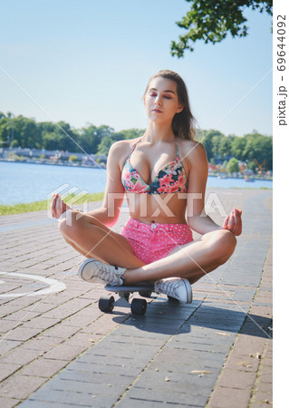 girl on skateboard 69644092