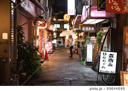 大阪府 雨の降る難波の路地裏にある飲み屋街の写真素材 [69644699] - PIXTA