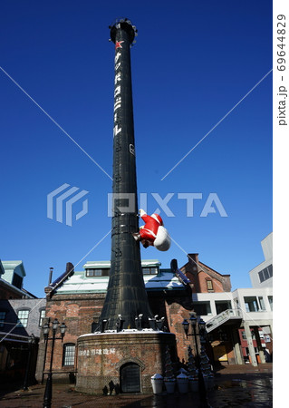 サッポロファクトリー　煙突とサンタ 69644829