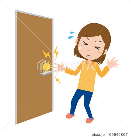 ドアノブを握ろうとして静電気に痛がる女性のイラスト素材