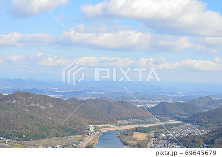 岐阜城天守閣から眺めた長良川の上流方向（岐阜県岐阜市） 69645679