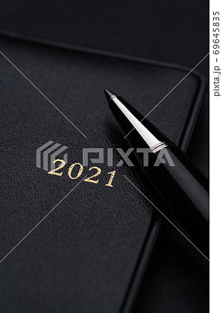 ペンと手帳 2021 69645835