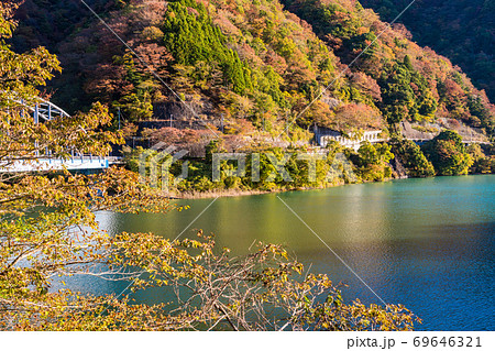 (神奈川県)秋の丹沢湖 世附大橋 (神奈川県)秋の丹沢湖 世附大橋 69646321