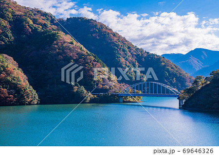 (神奈川県)秋の丹沢湖 世附大橋 (神奈川県)秋の丹沢湖 世附大橋 69646326