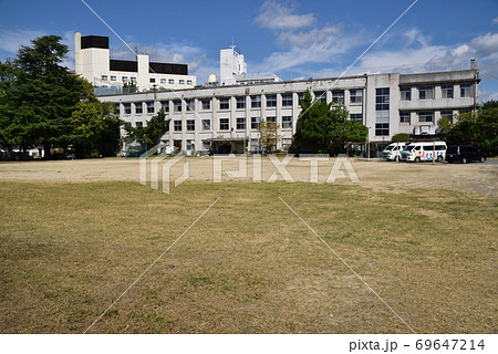 【廃校】旧岡山市立内山下小学校の風景と秋晴れの空 岡山県岡山市北区 【廃校】旧岡山市立内山下小学校の風景と秋晴れの空 岡山県岡山市北区 69647214