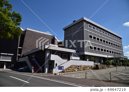 秋晴れの空と岡山市民会館 岡山県岡山市北区の写真素材 69647219 Pixta