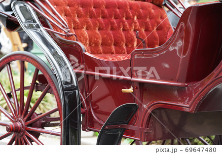 赤色の馬車 69647480