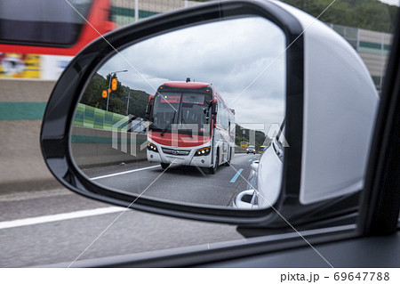 自動車 バックミラー 道路 69647788