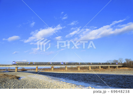 【根室本線キハ283】青空の下札内川を渡る特急スーパーおおぞら 69648238
