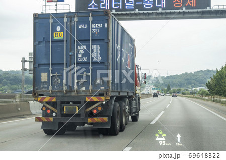 トラック コンテナ 道路 69648322