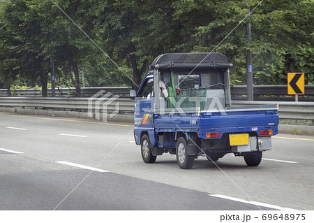 貨物車 トラック 道路 69648975