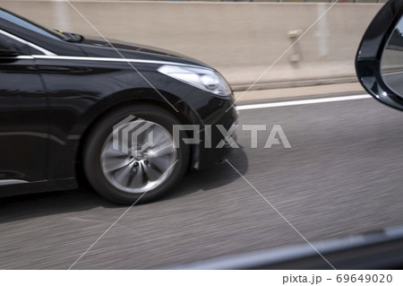 自動車 道路 乗用車 69649020