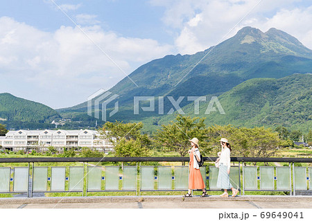 女子旅で湯布院を散策する若い女性と友達 9月 の写真素材