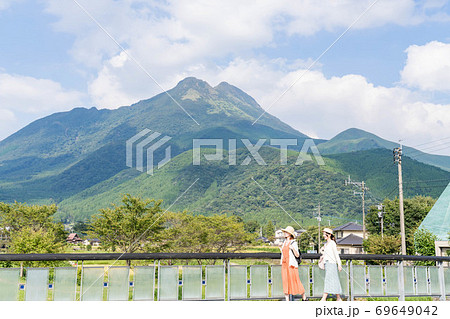 女子旅で湯布院を散策する若い女性と友達 9月 の写真素材