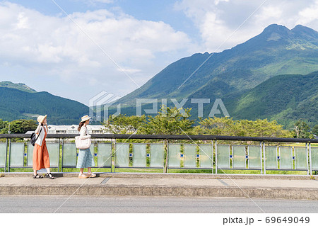 女子旅で湯布院を散策する若い女性と友達 【9月】 女子旅で湯布院を散策する若い女性と友達 【9月】 69649049