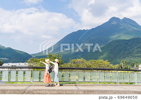 女子旅で湯布院を散策する若い女性と友達 【9月】 女子旅で湯布院を散策する若い女性と友達 【9月】 69649050