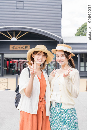 湯布院で女子旅を楽しむ女性と友達 9月 の写真素材