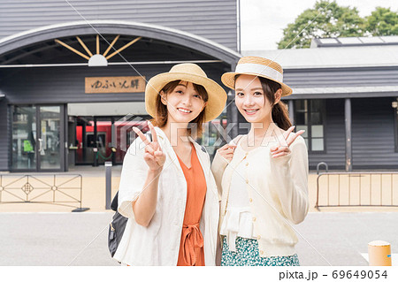 湯布院で女子旅を楽しむ女性と友達 9月 の写真素材
