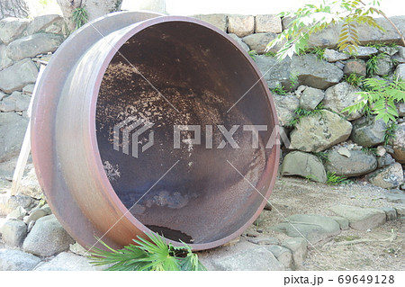 岸和田城に置かれた甑用大釜 69649128