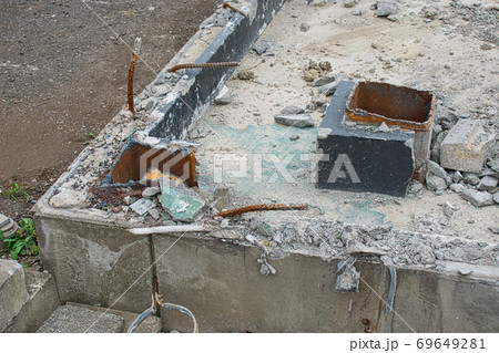 解体工事　土台と鉄骨柱の溶断 69649281