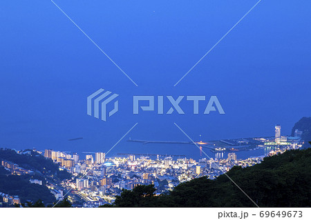 静岡県熱海市の夕暮れ風景 滝知山展望台からの景色 の写真素材