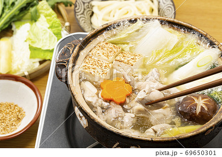 定番の人気鍋料理_ぐつぐつ煮えている鶏の水炊き 69650301