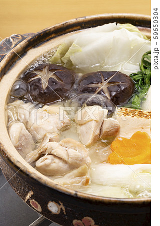 定番の人気鍋料理_ぐつぐつ煮えている鶏の水炊き 定番の人気鍋料理_ぐつぐつ煮えている鶏の水炊き 69650304
