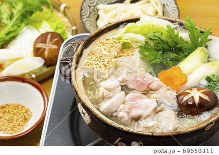 定番の人気鍋料理_ぐつぐつ煮えている鶏の水炊き 69650311