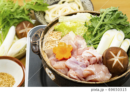定番の人気鍋料理_鶏の水炊き 69650315