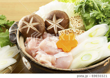 定番の人気鍋料理_鶏の水炊き 69650321