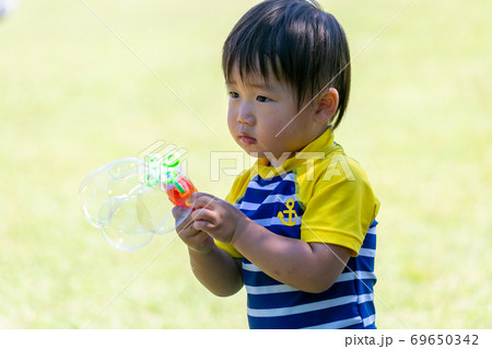 夏休みの一コマ　水遊び 69650342