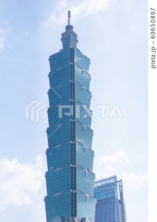 Aerial panorama over Downtown Taipei with Taipei 101 Skyscraper, capital city of Taiwan 69650897